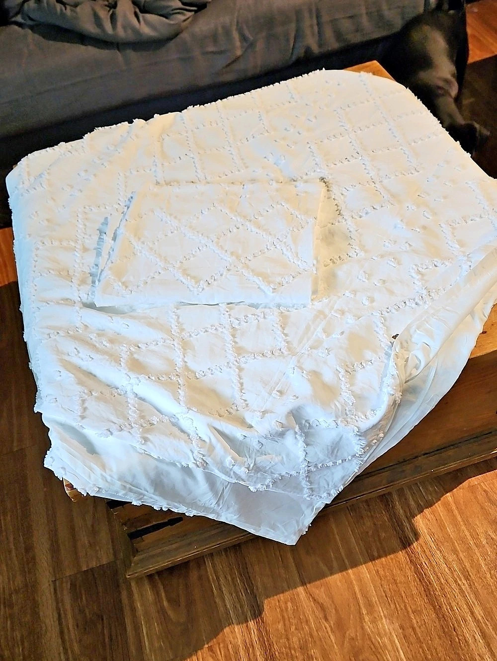 White Geometric Tufted Detail Zipper Botton Queen Duvet /2 Shams